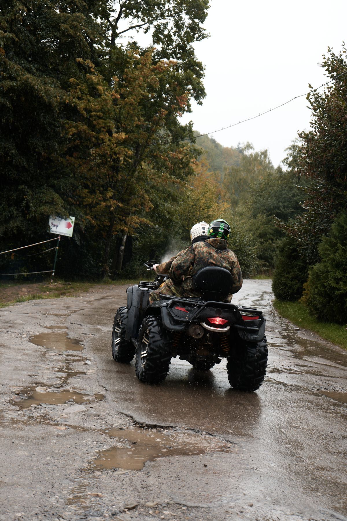Quad na leśnej trasie — zdjęcie ilustracyjne