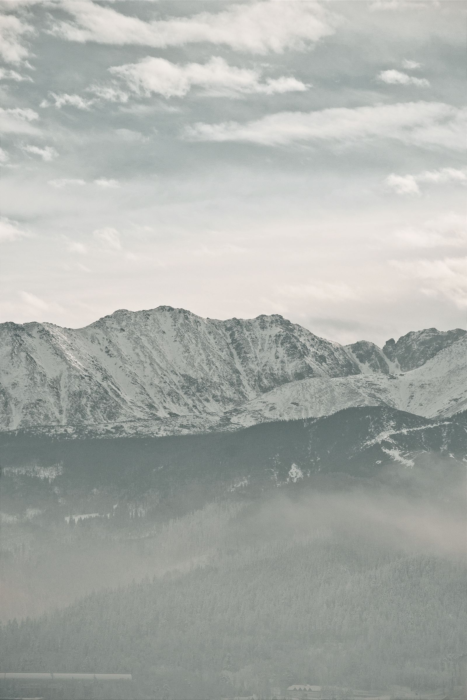 Ośnieżone Tatry — ilustracja zimowego krajobrazu, nie fotografia trasy kuligu
