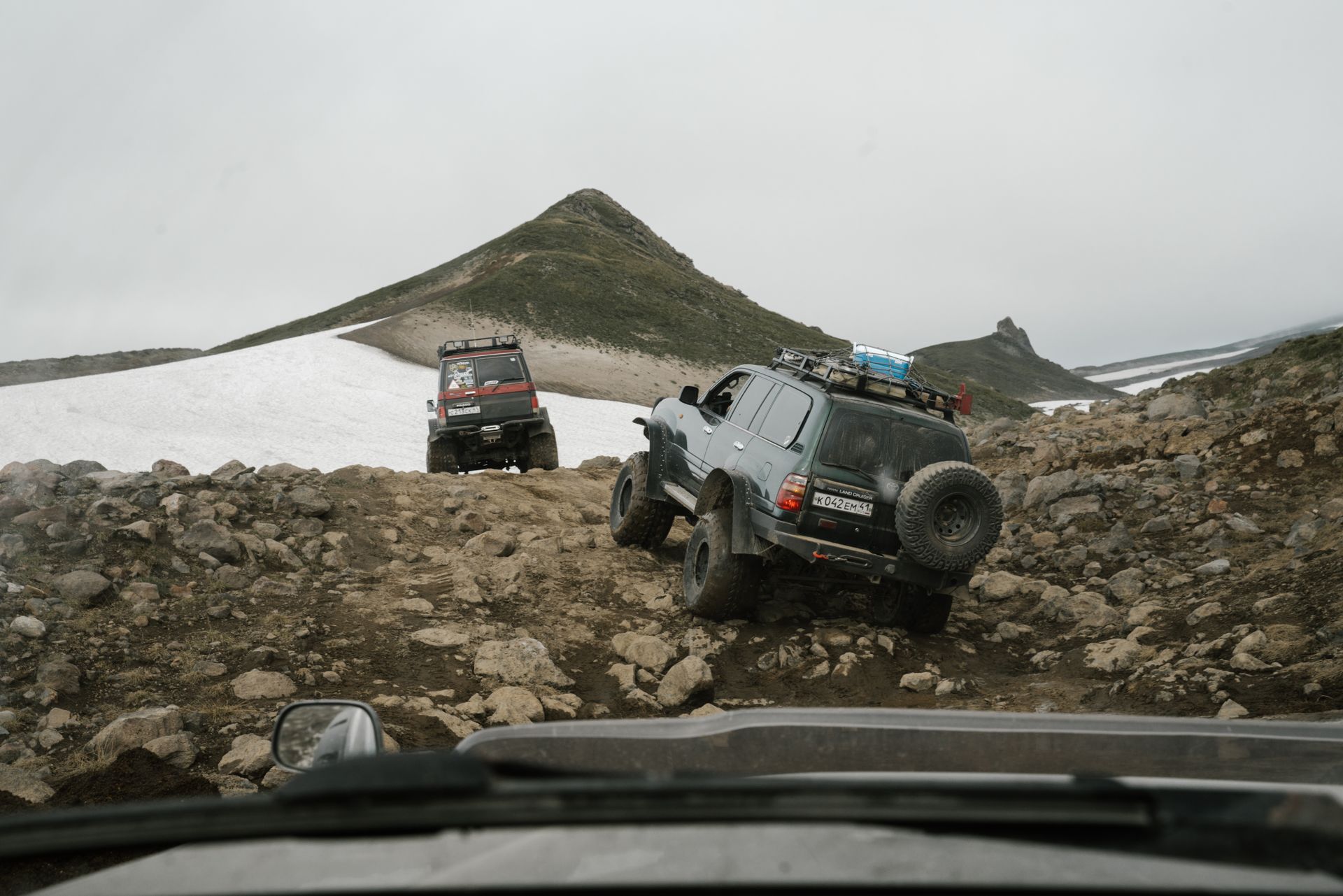 Samochody terenowe podczas wyprawy off-road — fotografia ilustracyjna