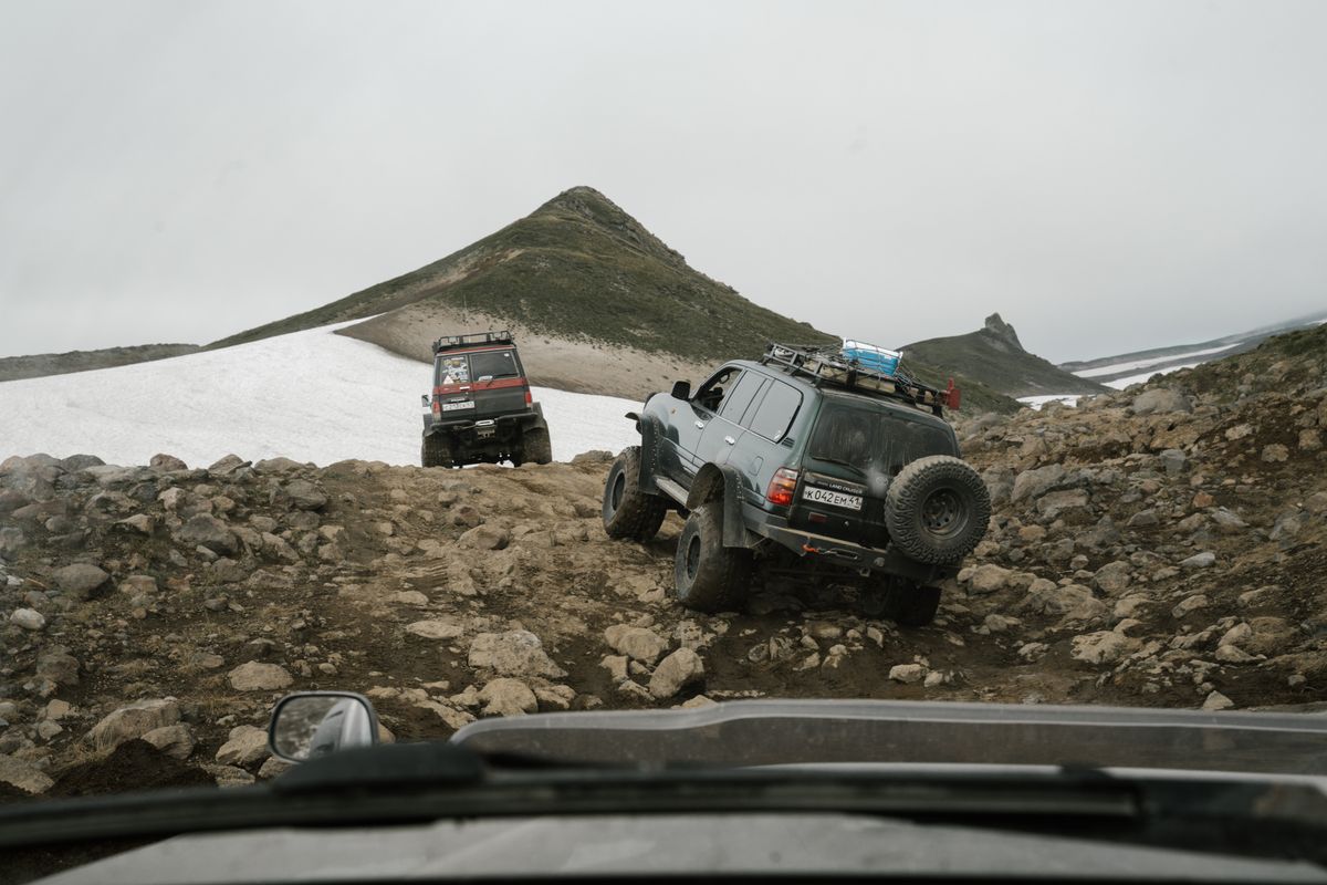 Terenowe samochody 4×4 podczas wyprawy — zdjęcie ilustracyjne